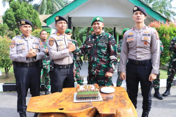 HUT TNI ke-80, Polres Labuhanbatu Beri Kejutan Manis untuk Prajurit Kompi Senapan C Yonif 126/KC