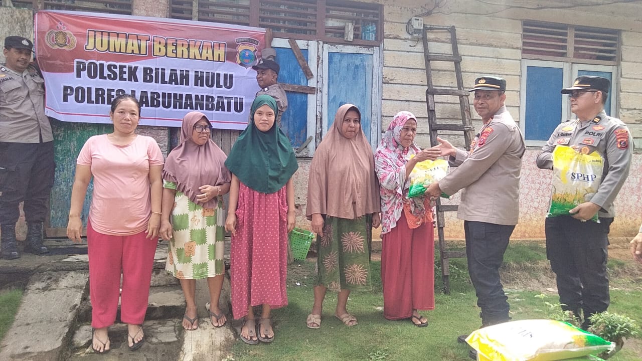 Polsek Bilah Hulu Gelar Jumat Berkah, Bagikan Sembako untuk Warga Kurang Mampu