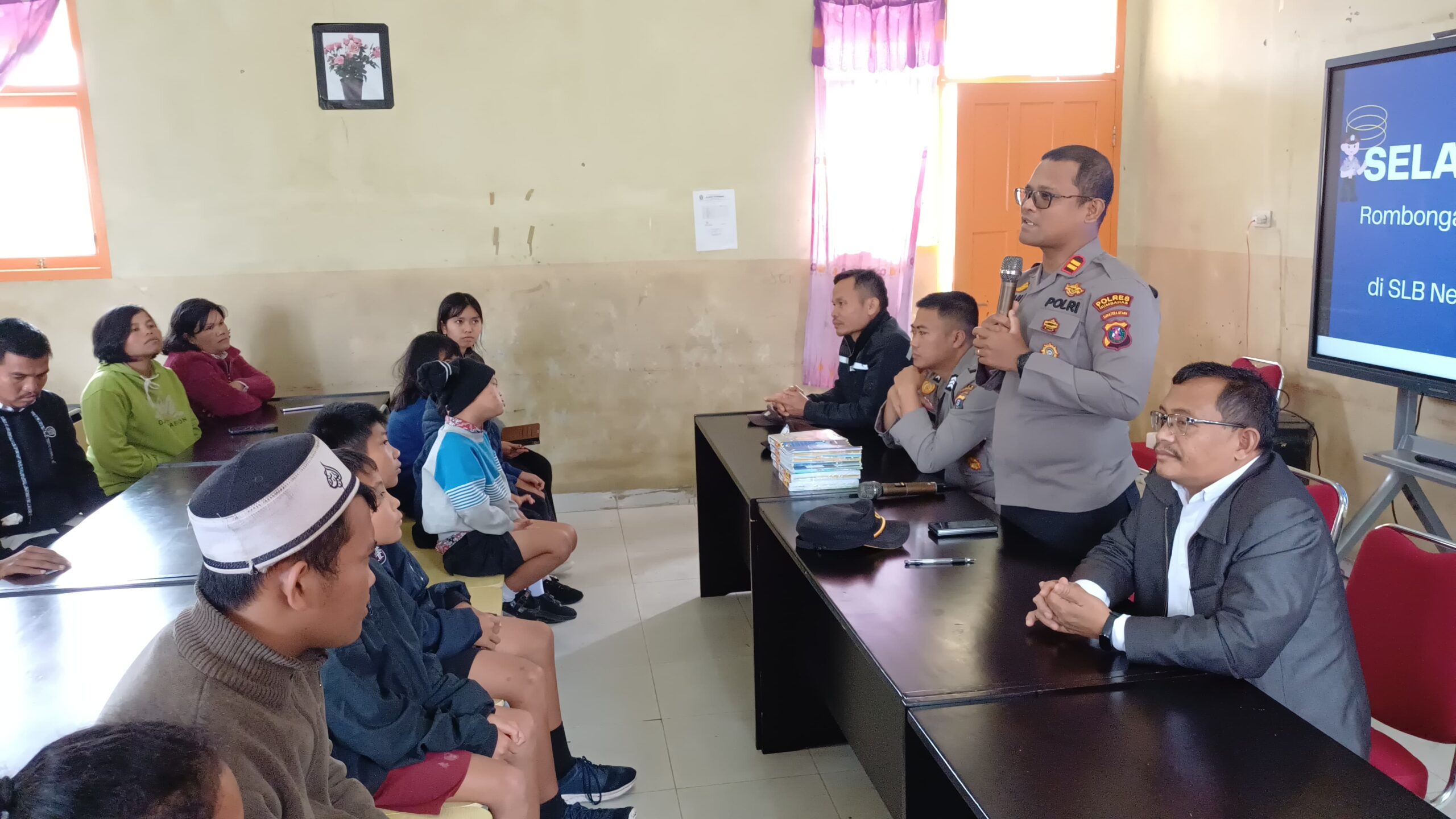 Police Goes To School, Kasat Binmas Polres Humbang Hasundutan Berikan Buku Tulis ke SLBN Dolok Sanggul