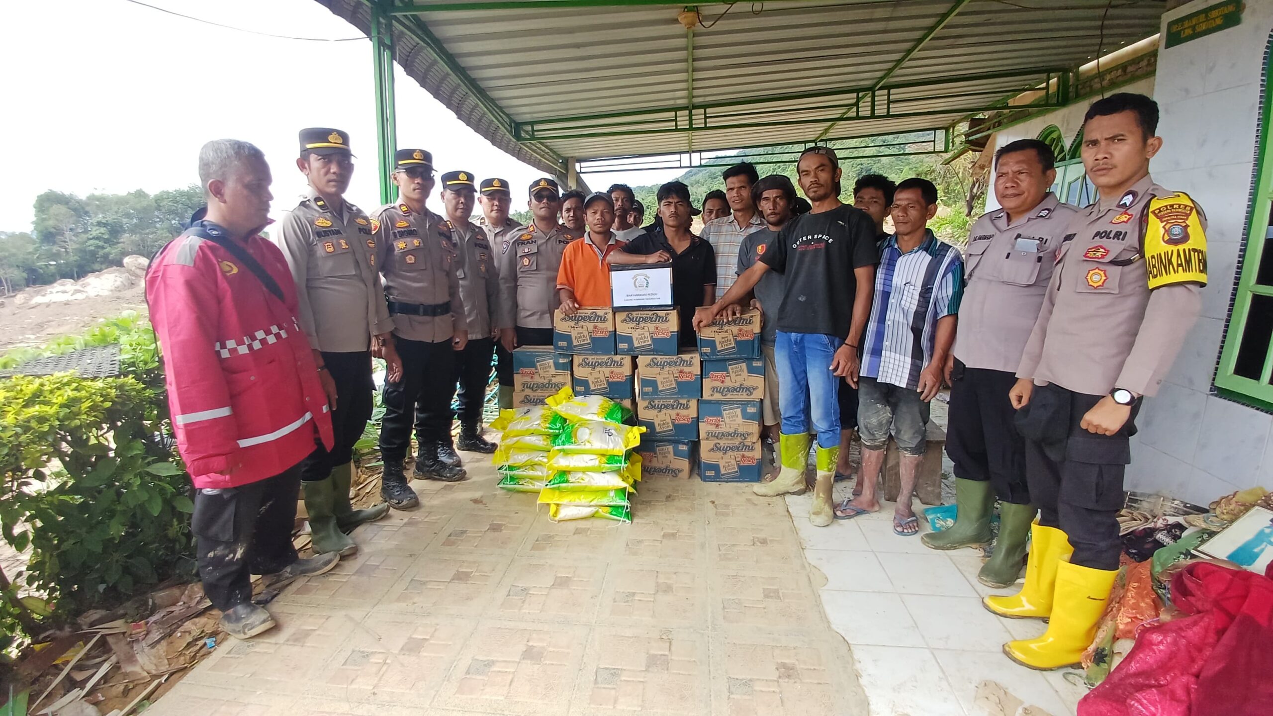 Polres Humbahas Distribusikan Sembako ke Masyarakat Terdampak Bencana Banjir dan Tanah Longsor
