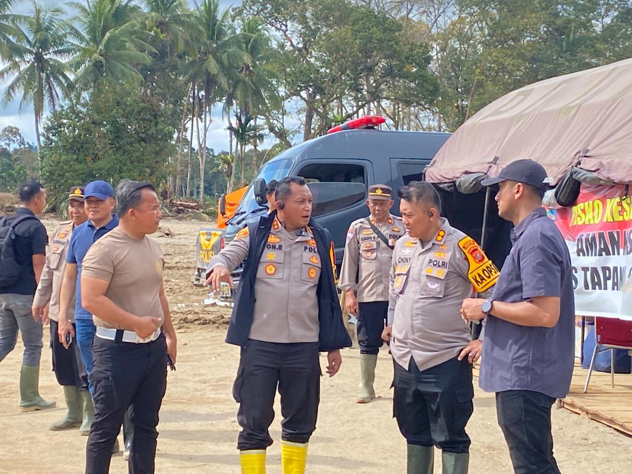 Kapolres Labuhanbatu Turun Langsung Salurkan Bantuan Bencana Alam ke Tapsel